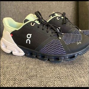 Like New On Cloud Shoes 8.5 Black & Mint